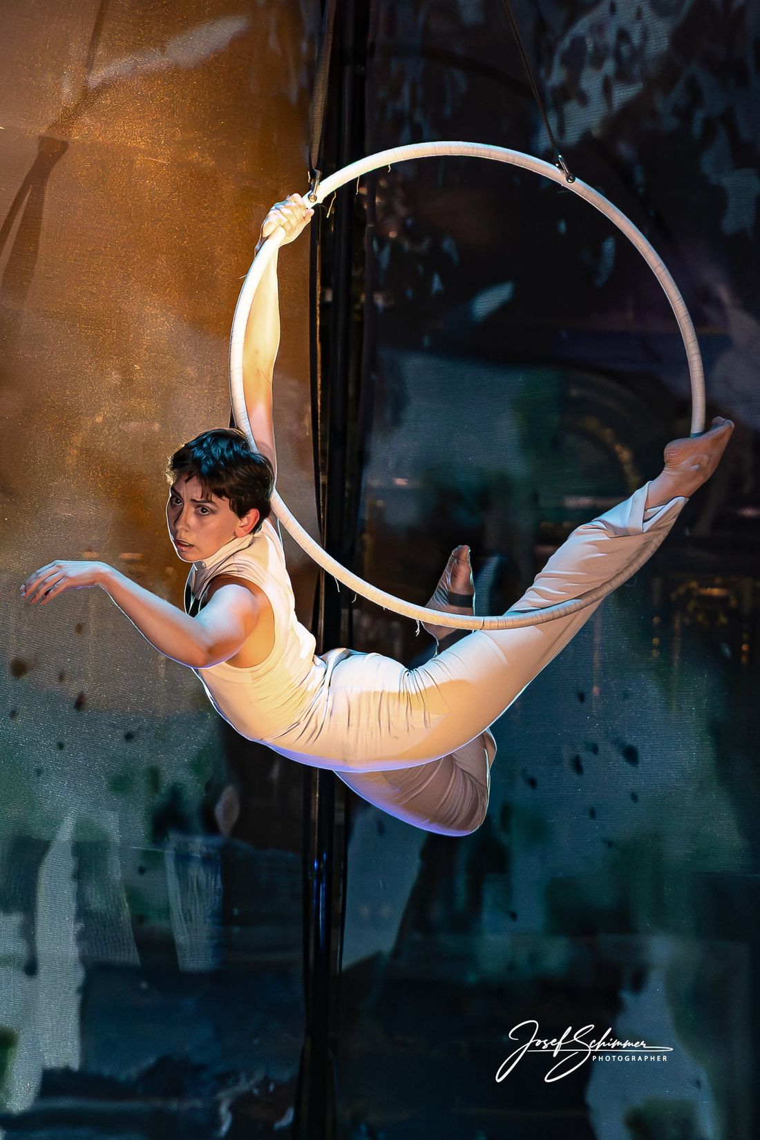 Artistin im Aerial Hoop, hochformatig fotografiert im Kirchenraum.