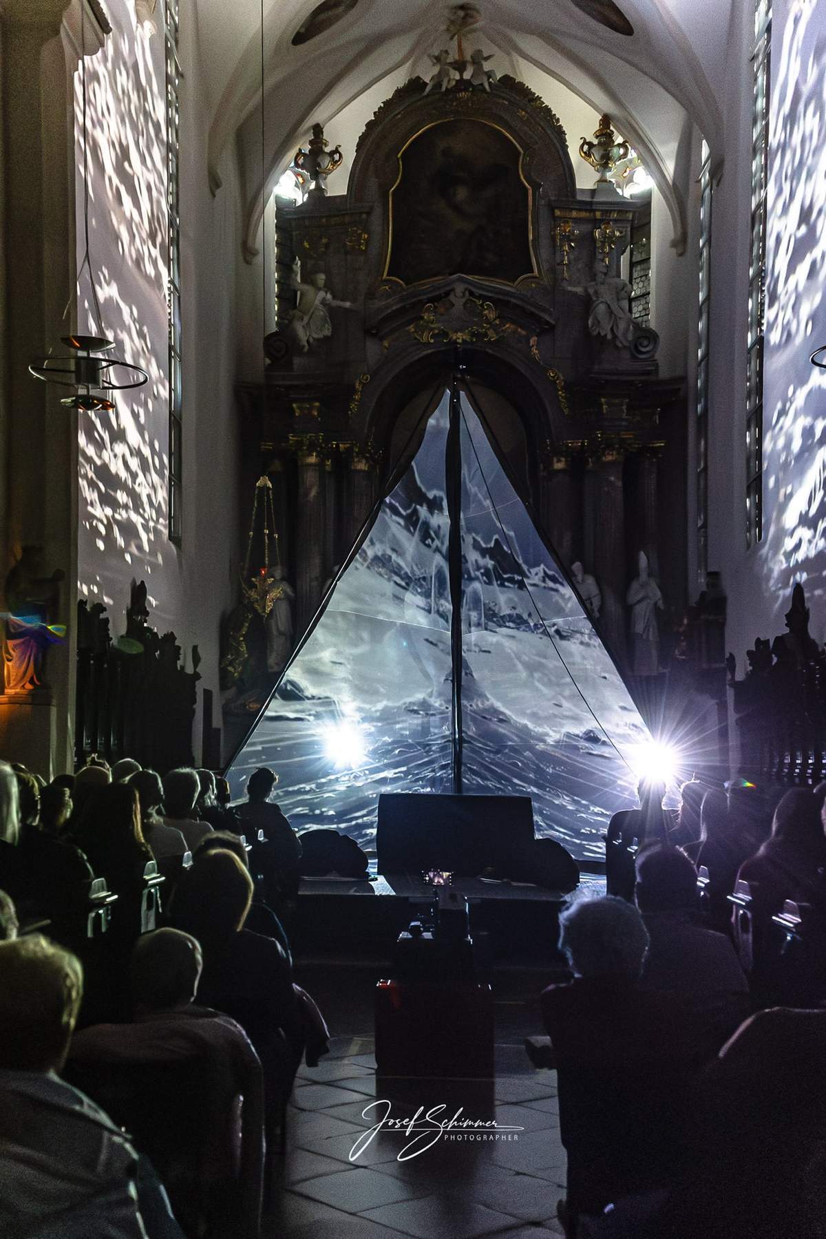 Kirchenschiff mit Lichtprojektion während der Performance.