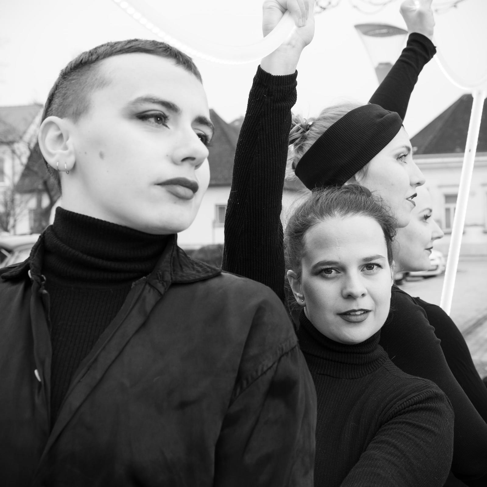 Schwarzweiß-Gruppenporträt des Ensembles.