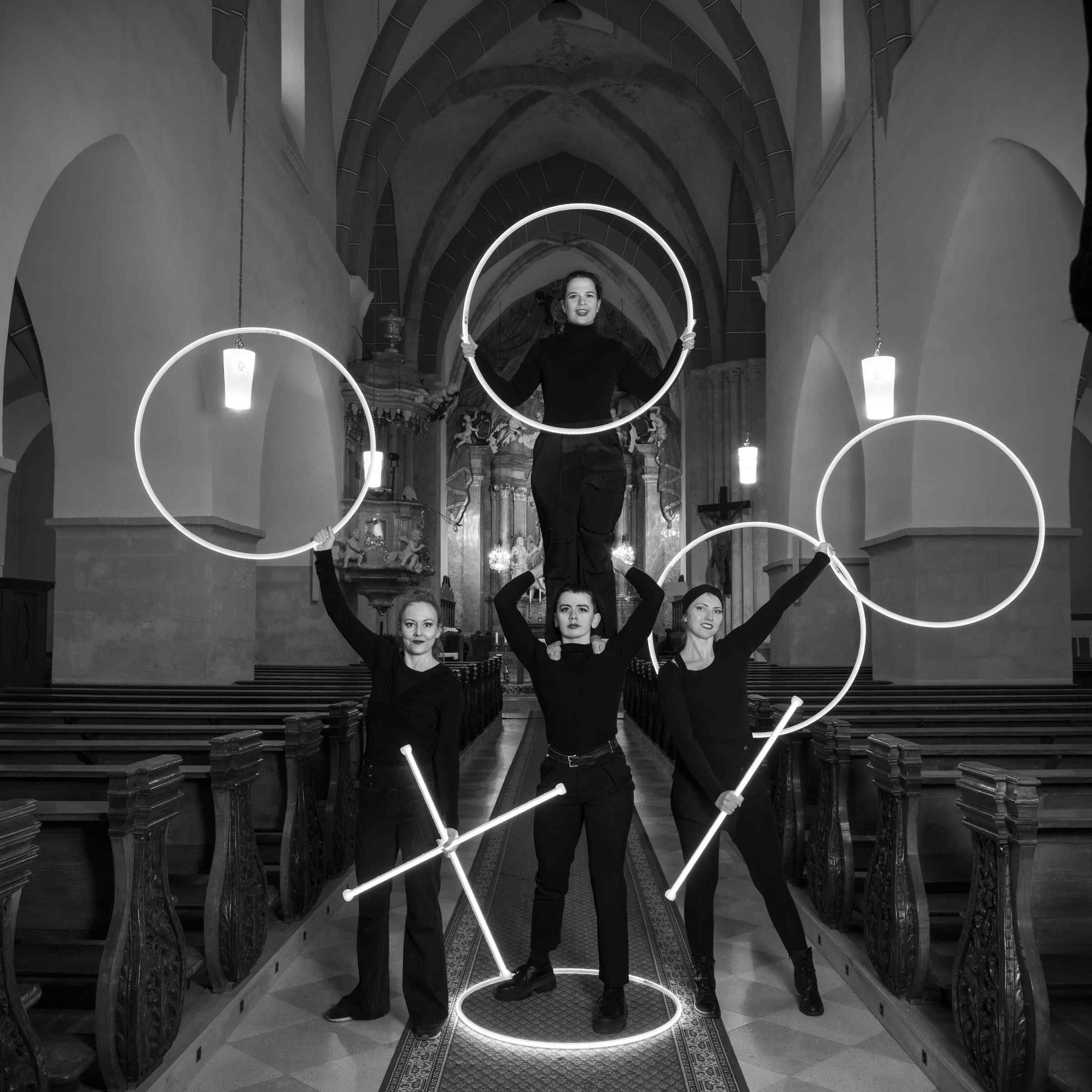 Schwarzweißaufnahme einer Ensemblegruppe im Kirchenschiff.