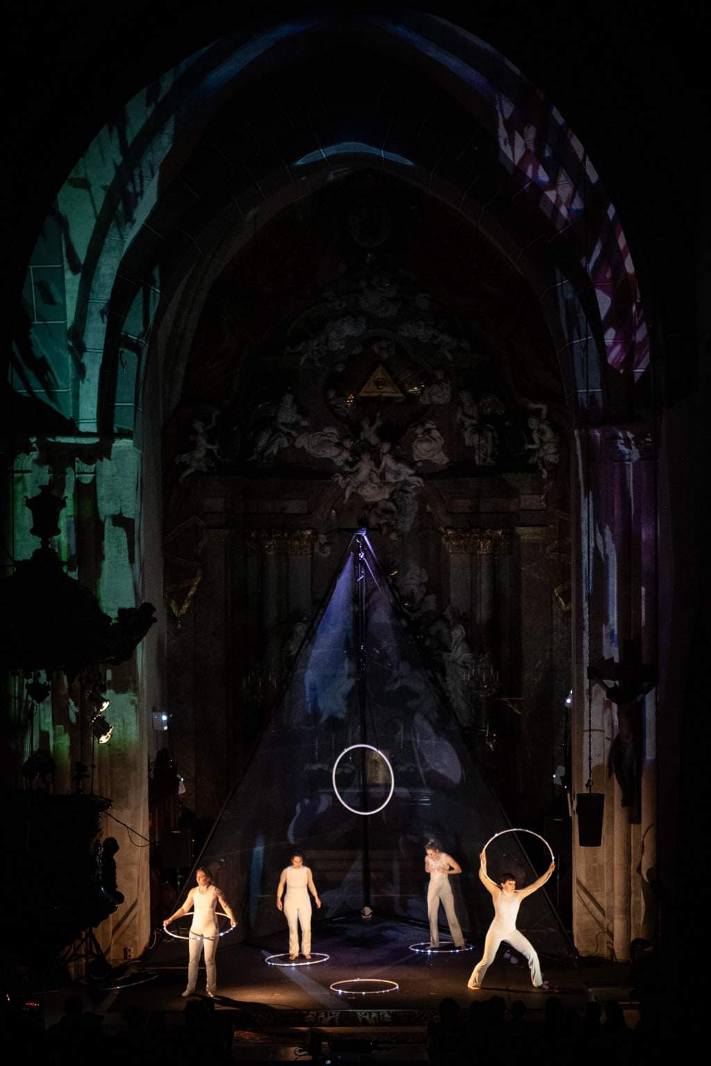 Ensemble mit Hoops im hohen Kirchengewölbe von Laa.
